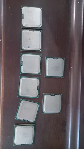 7 processadores Q8400 + 1 E8400. Faltando capacitores conforme foto. De fácil manutenção. 