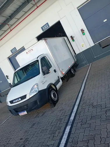 Caminhão Iveco Daily 30S13CS Manual 6 Marchas 2020 BAÚ 4x2m