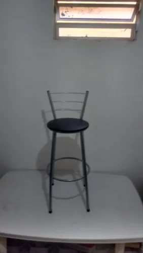 Banqueta alta semi nova tem 2 oportunidade