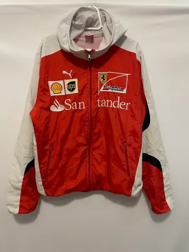 Jaqueta Ferrari puma F1 possui detalhes para conserto