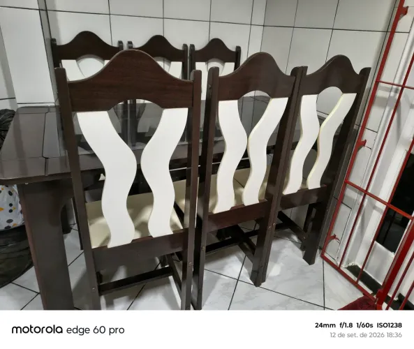 Vendo Por R$ 500,00 - Mesa de Jantar com Vidro com seis (6) cadeiras em MDF.