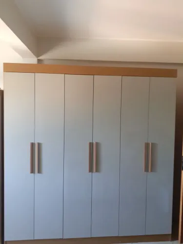 Guarda roupas de 6 portas 
