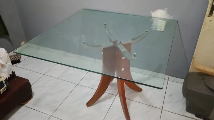 Mesa com tampo de vidro.
