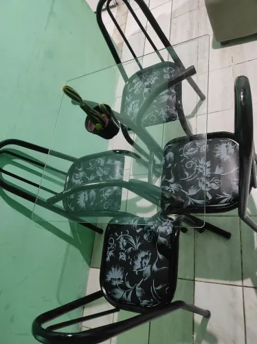 Mesa e cadeiras