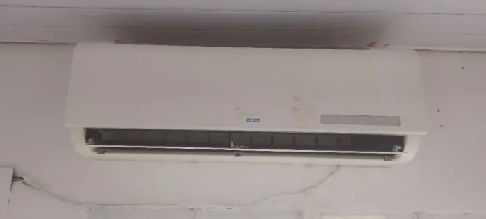 Cama e ar condicionado