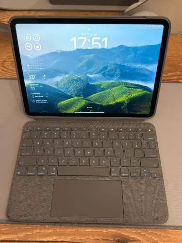 Apple iPad Pro 11" M1 128GB Cinza-espacial + Teclado Logitech Combo Touch