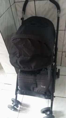 Vende-se um carrinho de bebê
