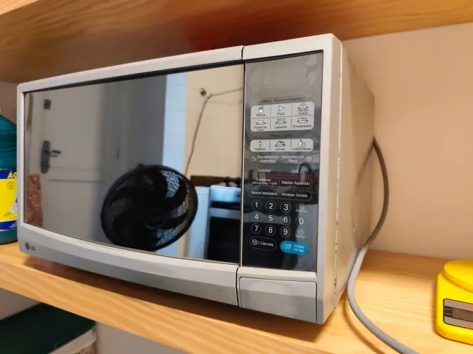 Micro-ondas LG Inverter com Grill - Espelhado e Moderno
