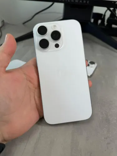 OPORTUNIDADE >>> IPHONE 16 PRO BRANCO ( DETALHE CAMERA SELFIE )