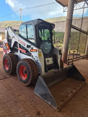 Mini Carregadeira Bobcat S650 cabinada