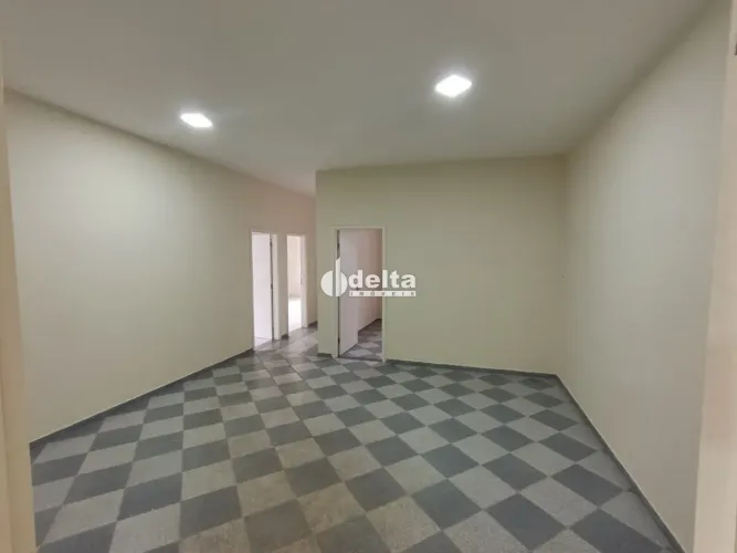 Casa comercial disponível para locação ou venda no bairro Umuarama em Uberlândia-MG.