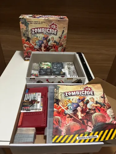 Zombicide 2a Edição Sleevado