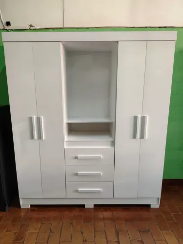 Vendo guarda roupa de 4 portas semi novo
