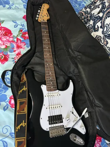 Guitarra Squier By Fender Bullet Strato com Upgrades