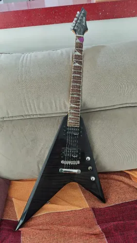 Guitarra Strinberg Flying V.