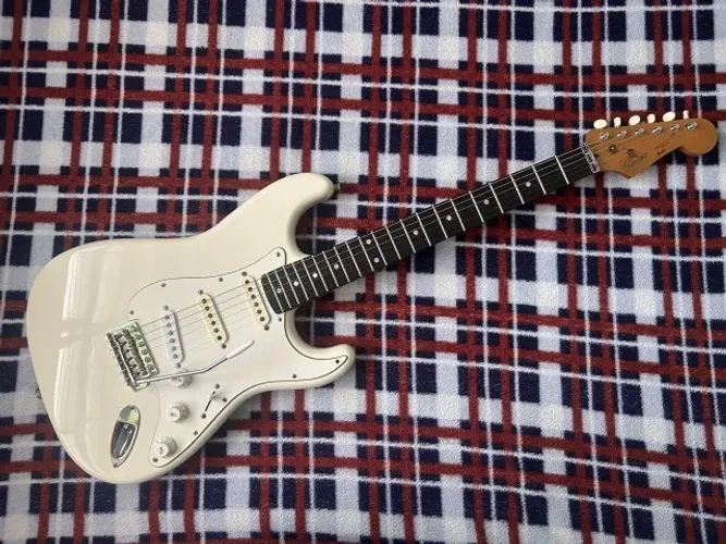 Guitarra Squier Made in Japan 93 com Semi Case