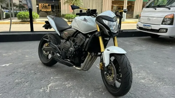 Hornet Branca com apenas 8.100km