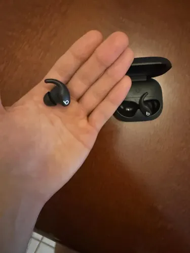 Fone de ouvido com cancelamento de ruído Apple/Beats POWERBEATS FIT - 3 meses de uso