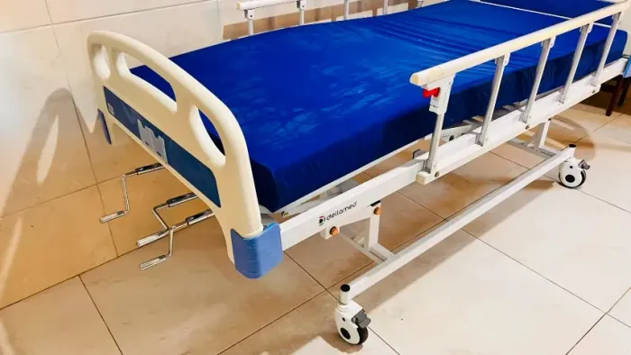CAMA HOSPITALAR ARTICULADA, COM COLCHÃO ORIGINAL.