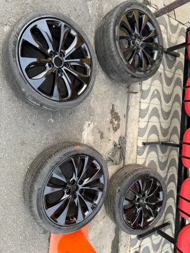 3 rodas Sonata e 1 do Azera