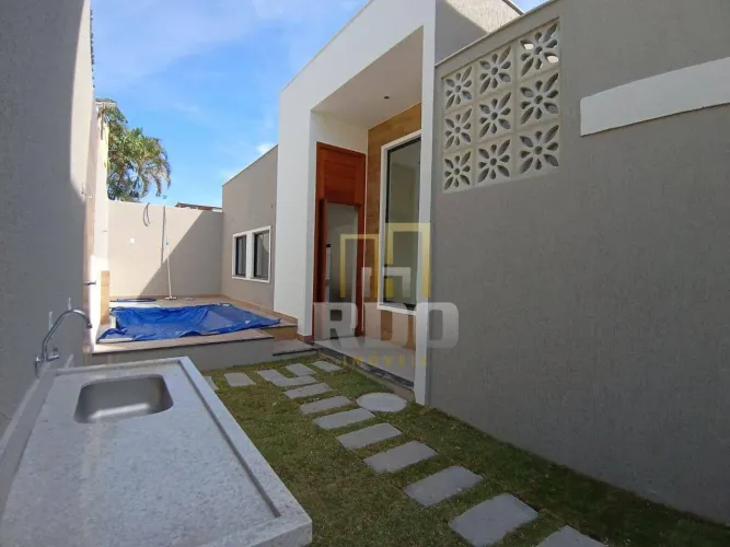 Casa linear independente à venda em Rio das Ostras com 3 quartos e piscina!
