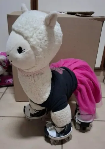Pelucia Criamigod Lhama com roupinha, tenis e patins
