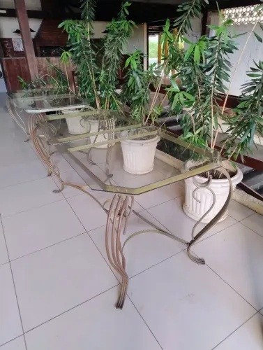Mesa de vidro dourada