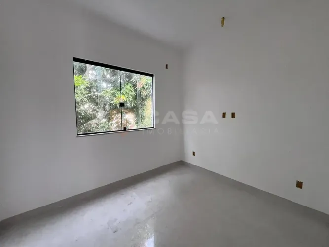 Casa Duplex de 100m² com Acabamento Refinado e Conceito Integrado na Serra