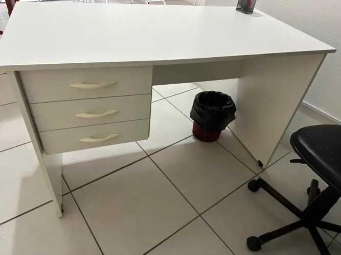 Mesa com 3 gavetas