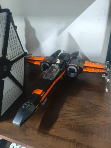 75102 - Poe's X-Wing Fighter LEGO paralelo