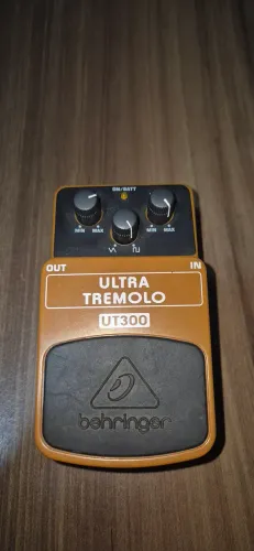 PEDAL ULTR TREMOLO BEHRINGER