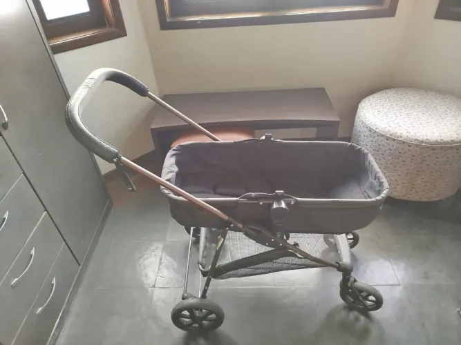 Vendo Carrinho de bebê / bebê conforto e base de carro