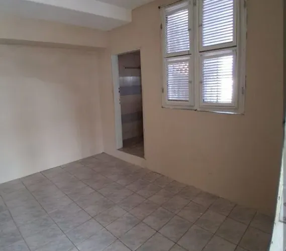 Apartamento com 2 Quarto(s) e 1 banheiro(s) para Alugar, 75 m² por R$ 850 / Mês