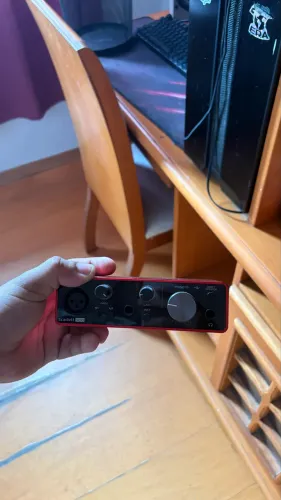 Interface de áudio Focusrite Scarlett Solo RED - 3ª Geração