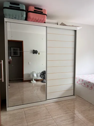 Guarda roupas de casal com duas portas deslizantes
