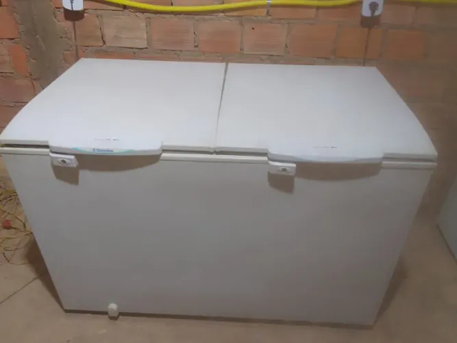 Freezer de duas tampa Electrolux frost free semi nova. $1.400