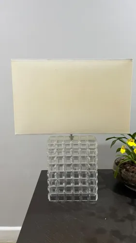 Luminária Lapidada de acrílico cristal e cúpula retangular branca