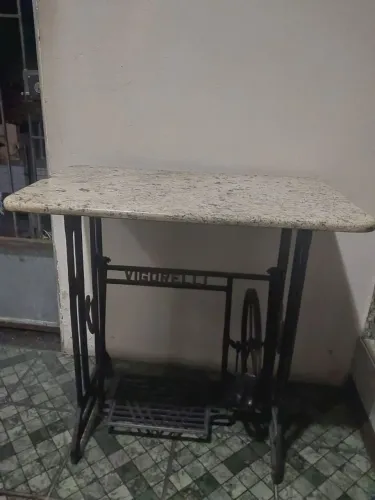 Mesa de Máquina de Costura Vigoreli Antiga com Tampo de Granito - Tamanho 0,80 X 0,50cm.