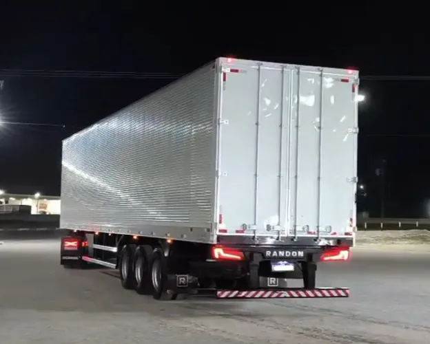 Carreta baú Randon 30 palets