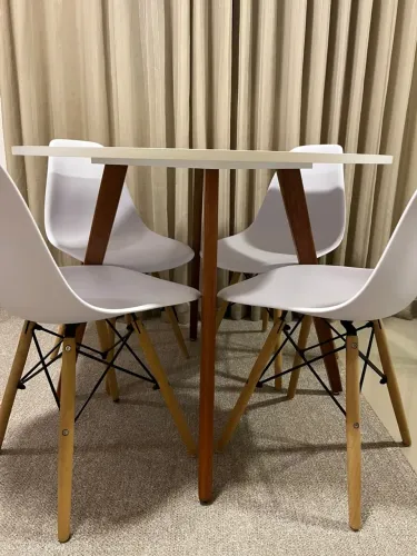 Conjunto de mesa e cadeiras 