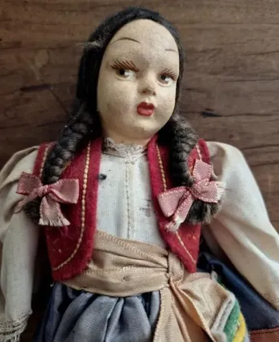 Boneca italiana de pano com rosto em papel machè pintado a mão - década de 60