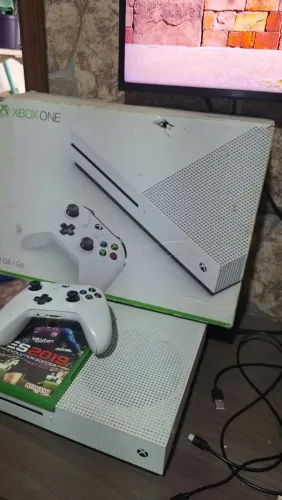 XBOX ONE S 1TERA FUNCIONANDO PERFEITAMENTE ACEITO CARTÃO DE CRÉDITO