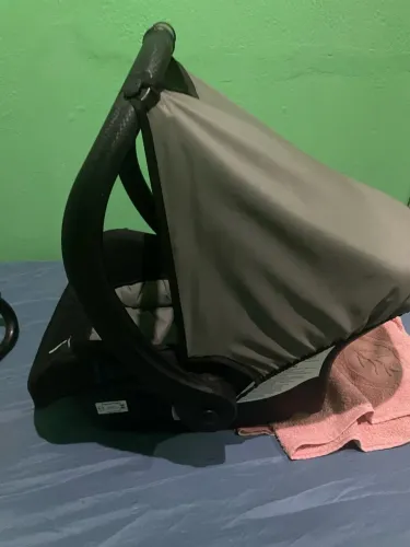 Carrinho com bebê conforto