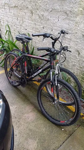 Duas bicicletas e acessórios