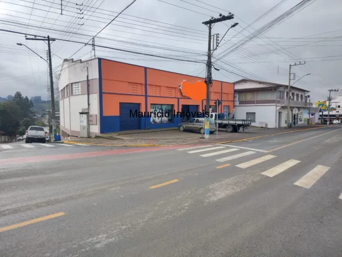 Conjunto comercial e residencial no centro da cidade de Rio do Campo - SC, composto de doi