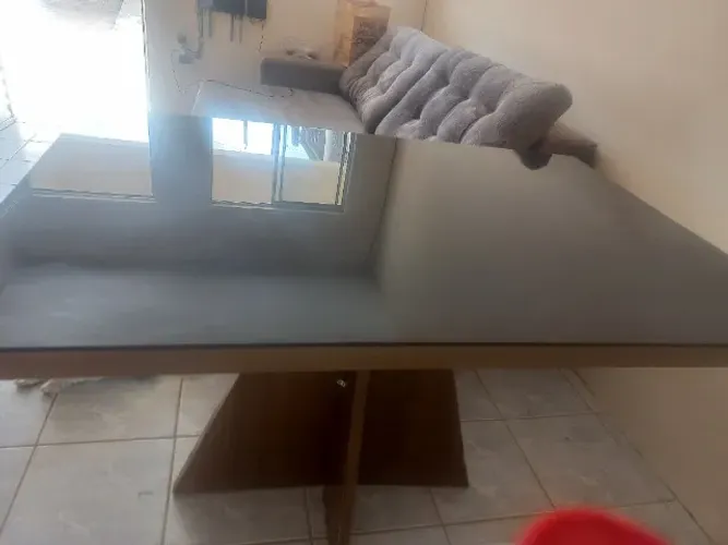 Mesa usada com tampo revestido de vidro para 4 lugares