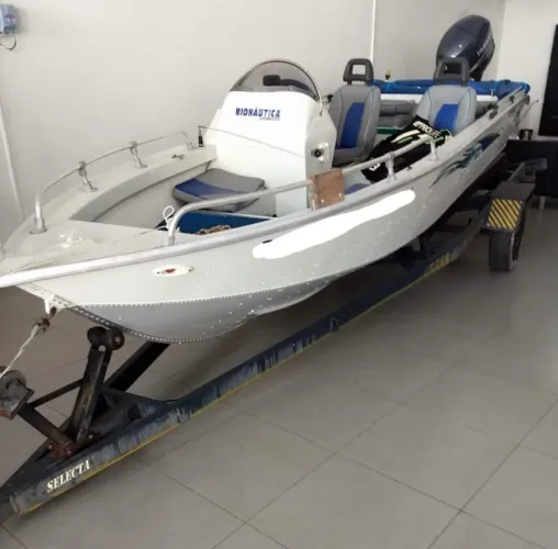 Lancha com motor Yamaha 60 4 tempos 