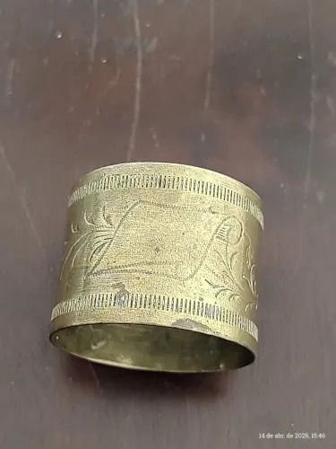 Porta guardanapo antigo em metal dourado da marca WFMW
