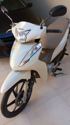 Moto Honda Biz Branca com Bege