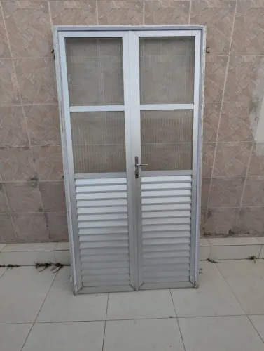 Vendo esta Porta de alumínio com dimensões de 1 metro de largura por 2,10 metros de altura